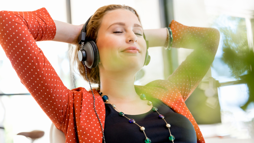 Regelbunden musiklyssning, eller en musikstund, på jobbet kan hjälpa dig orka igenom arbetsdagen bättre genom att minska stress och öka välbefinnandet. Foto: Shutterstock